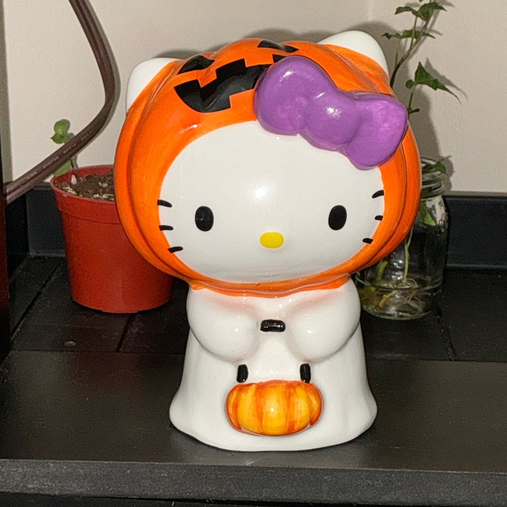 Halloween Hello Kitty holding Pumpkin Purse by Blue Sky ClayWorks / Sanrio - Picture 3 of 8
